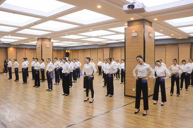 9次课程、14小时、810分钟 见证58名学员的完美蜕变——2021-2022学年校院两级礼仪培训结业考核