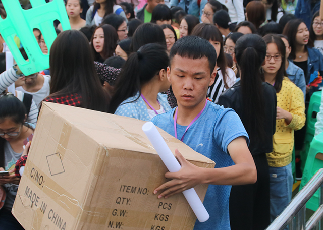 【音乐节·无边力量】上千名学生发挥自治功能全力保障音乐节开幕式