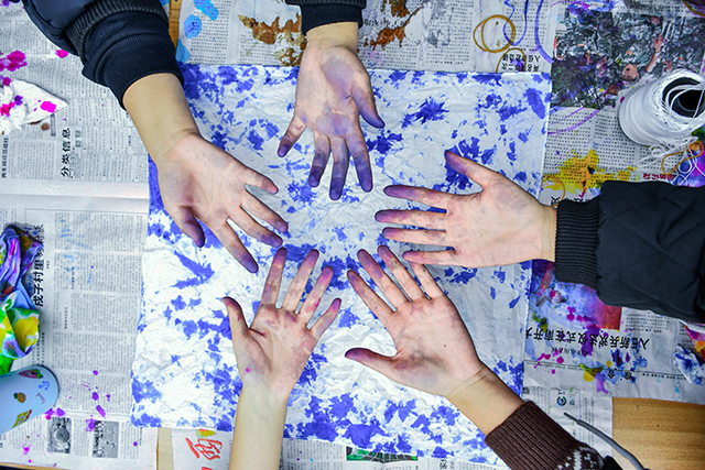 【青马工程】民俗传承 意蕴扎染 触碰古朴的浪漫——艺术传媒学院携手大数据学院、信息工程学院和三达书院举办学生骨干“知行班”意蕴扎染工艺制作活动