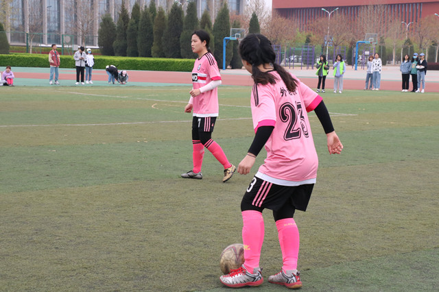 传承足球美 飞扬学子情——商务英语学院参加第八届“至强杯”足球联赛纪实