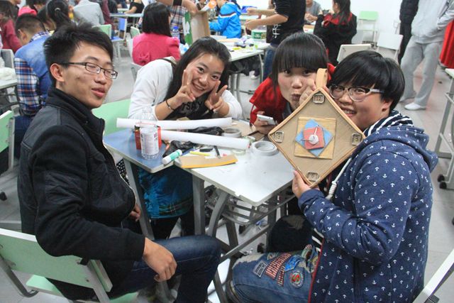 远景学院举办“垃圾袋中的惊喜”旧物改造活动