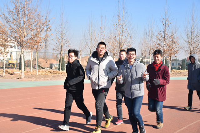 慢跑深呼吸 燃烧卡路里——大数据学院、信息工程学院举办了第一届“暖冬计划”慢跑比赛