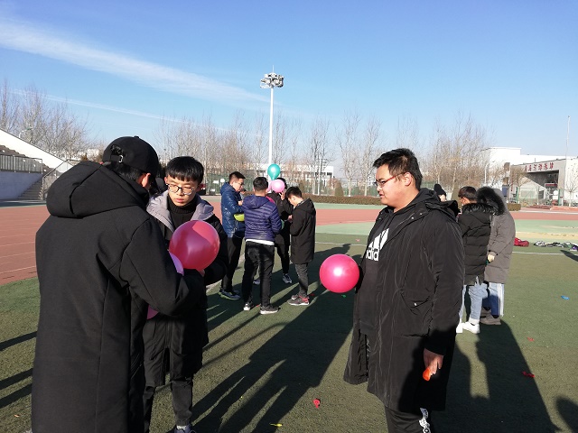 【完满班级】教你不用手如何爆气球——数据1801班“竞技体育 冲破寒冬”班级活动