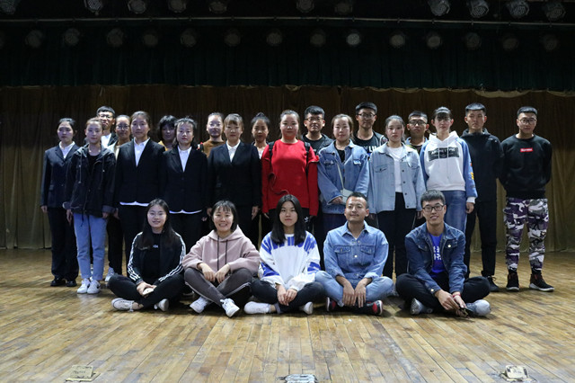 铁肩道义筑完满 中英演讲显风采——经济与管理学院开展“义务在手 责任在肩”中英文演讲比赛