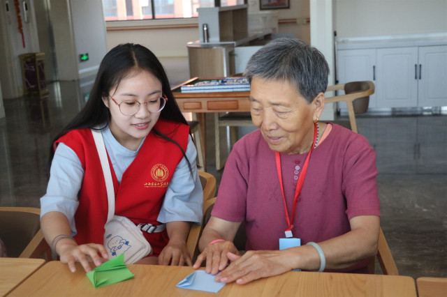 浓浓爱心情 爱在夕阳间——“青鸟”志愿服务队走进养老院
