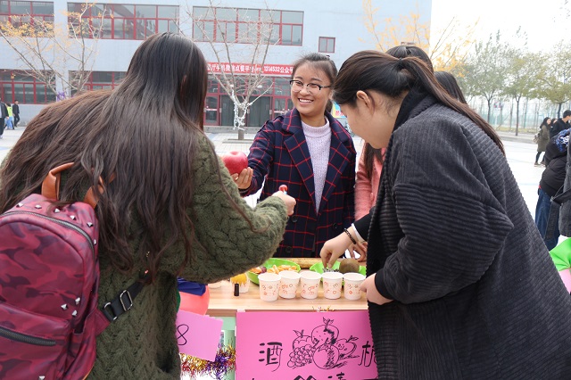 环科系举办第二届“蒸馏吧,水果们”食品酿酒节