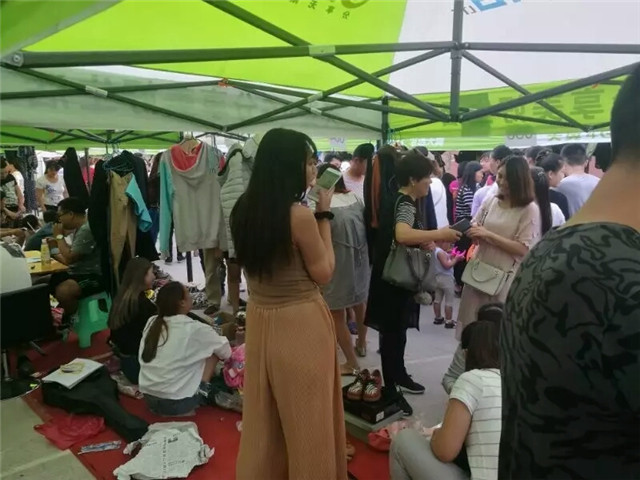 一场特殊的集市 让记忆延续——工管系首届“留在信院”毕业集市