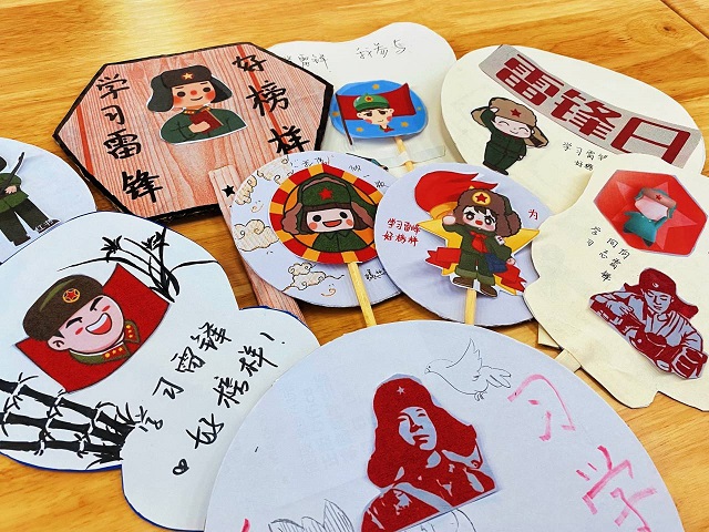 【完满团支部】雷锋团扇手中做 奉献精神心中留——商务英语学院英语2004班完满团支部活动