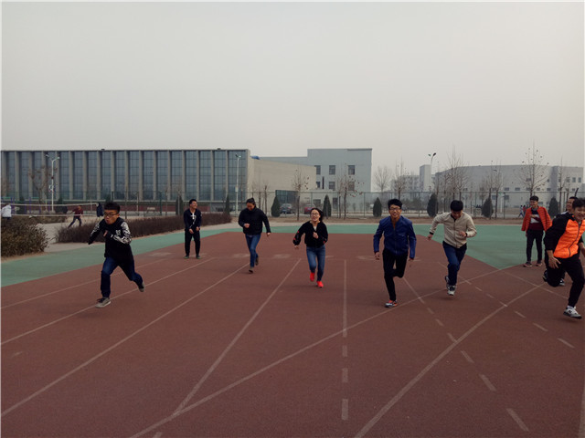 【完满班级】追梦的我们 用行动还一个书香氛围——淬炼商学院“体”味青春主题活动（十九）