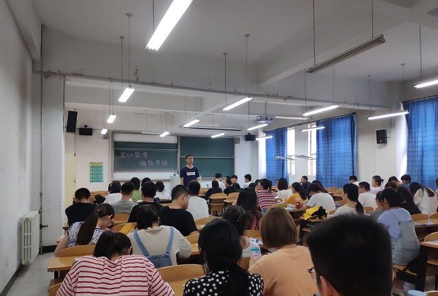 【辅导员说完满】诚信考试 尊重知识——食品与环境学院2016级辅导员说完满活动