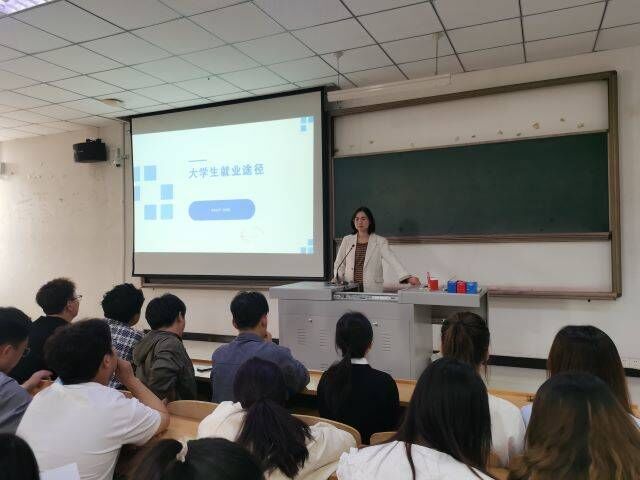 【辅导员说完满】“就”趁现在 “职”争朝夕——经济与管理学院2020级辅导员说完满