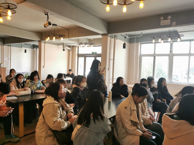 【完满团支部】爱在三月学雷锋 志愿服务暖人心——商务英语学院英语2211班完满团支部活动