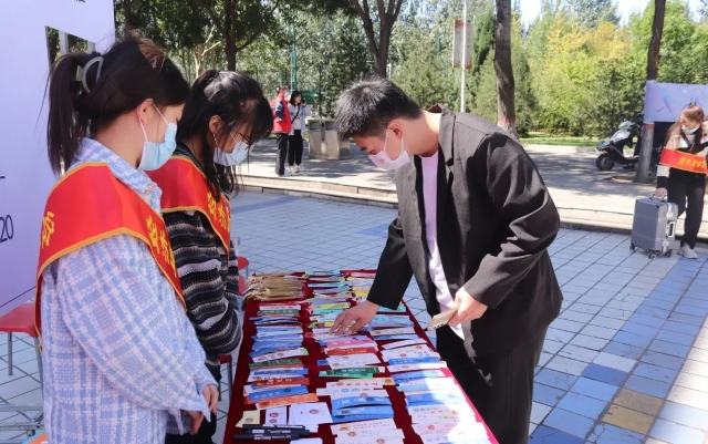 【迎新纪实】一见倾“新” 经管与你共赴此行——经济与管理学院2022年迎新工作陆续开展