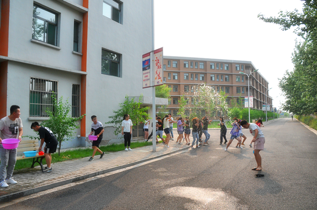 前行第158期:水球大战约一夏 引爆清凉水球趴——数媒1701班“水球大战”完满活动