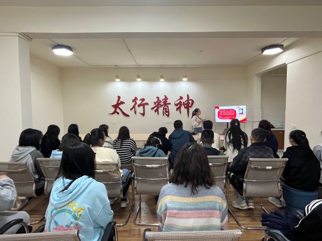 缅怀革命先烈 弘扬民族精神——大数据学院、信息工程学院“星火”党员专项志愿服务队
