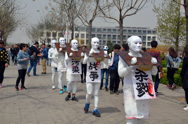 【辅导员说完满】艺术传媒系辅导员说完满带你走进“艺家”行为艺术