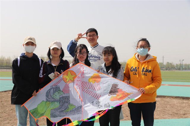 【完满班级】党风吹 放飞青年志——资产1902班放风筝活动