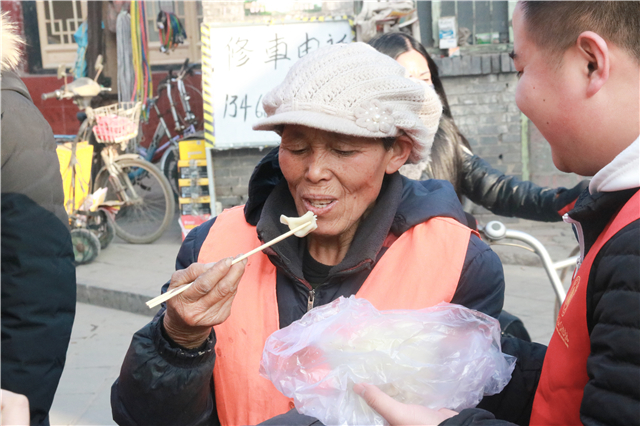 深深感恩心 浓浓饺子情——青年志愿者联合会邀环卫工人共度“饺子节”