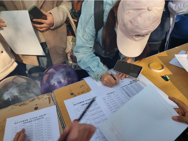 见字如面 纸短情长——食品与环境学院行走的力量专项服务队“乡书回音 传递关爱”书信关爱老人精品活动