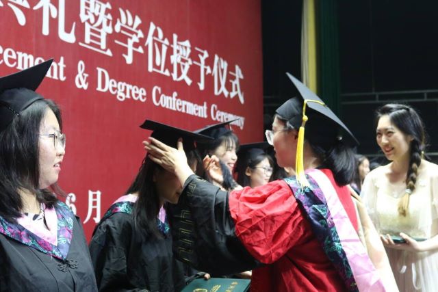 人生永远有告别 我们永远有期待 ——商务英语学院2022届学生毕业典礼暨学位授予仪式