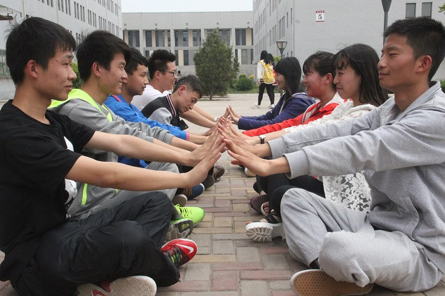 【戏剧节】放慢步调 静心感受——远景学院行为艺术《凝视》