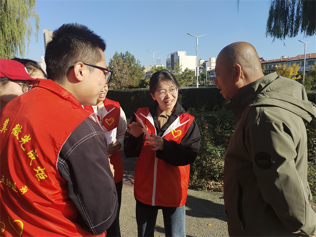 跨越数字鸿沟 志愿者在行动——用温馨关怀消弭老年人“数字鸿沟”