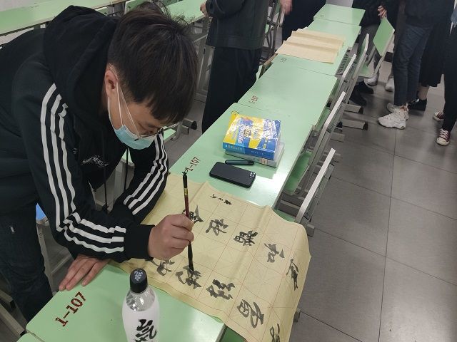 【完满班级】落笔留墨 书写雷锋精神——环设1803班雷锋主题毛笔字书法大赛