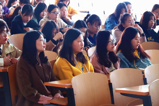 【辅导员说完满】回顾晋商历史 谱写前路华章——经济与管理学院开展2016级主题年级会