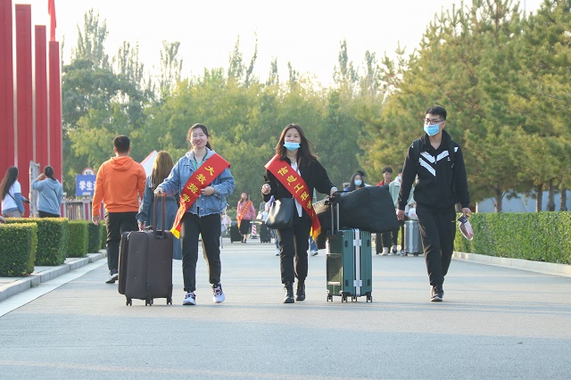 前行第181期：迎新志愿者为新生入学温情护航