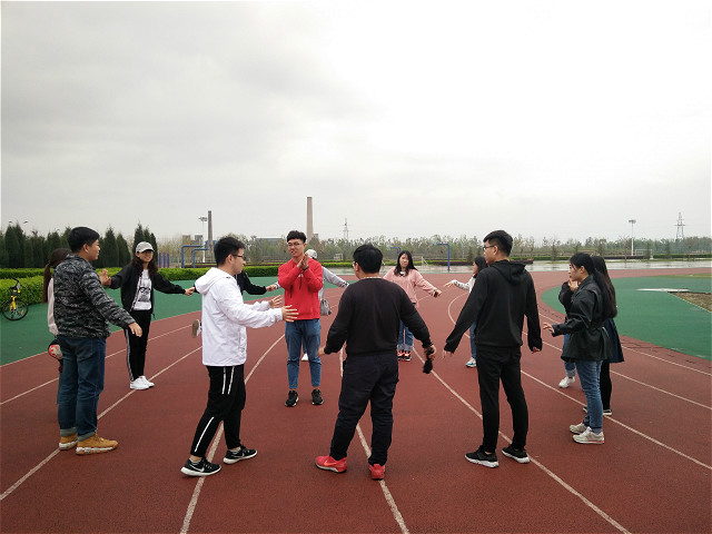 【完满班级】你侬我侬 互贴互粘――经济管理系经管1603班“泡泡糖”贴人游戏