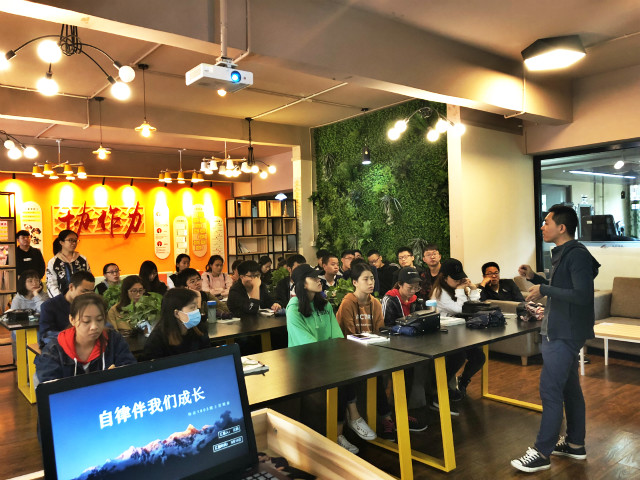 【完满班级】一层秋雨一抹纸香 心若向阳不负流年——经济与管理学院九月完满班级活动纪实（三）