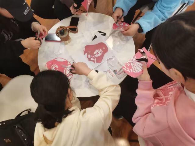 【完满团支部】传承雷锋精神 弘扬榜样力量——商务英语学院英语2003班完满团支部活动