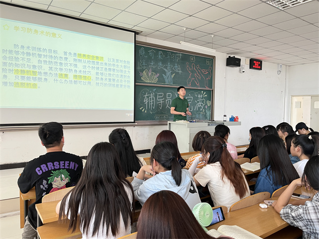 【辅导员说完满】晓刚柔并济 享无惧青春——淬炼·国际商学院2022级辅导员说完满活动