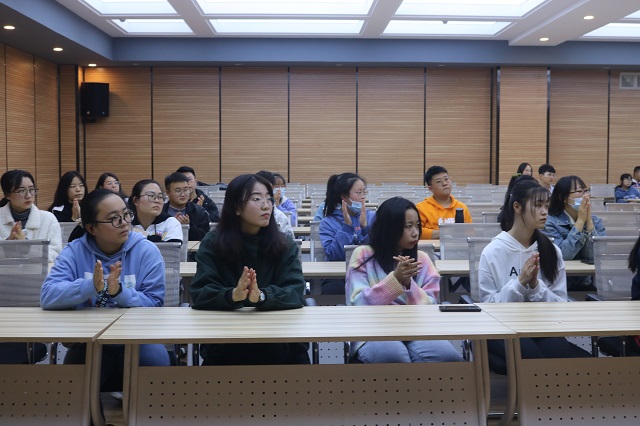 神采飞扬展青春 妙语连珠现风采——经济与管理学院“聚焦话筒 ‘RAN’爆激情”第八届“经”话筒主持人大赛