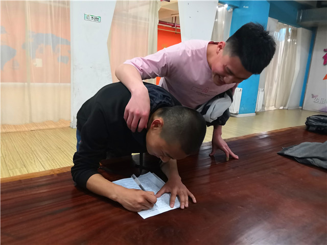【戏剧节】戏剧节幕后苦炼功 台前有新意——走进话剧《贷款》幕后的故事