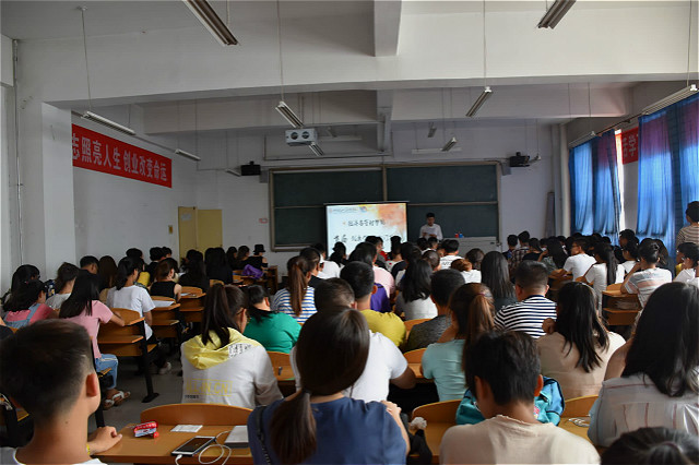 青春打造完满 经管一路前行——经济与管理学院优秀学生会部门答辩