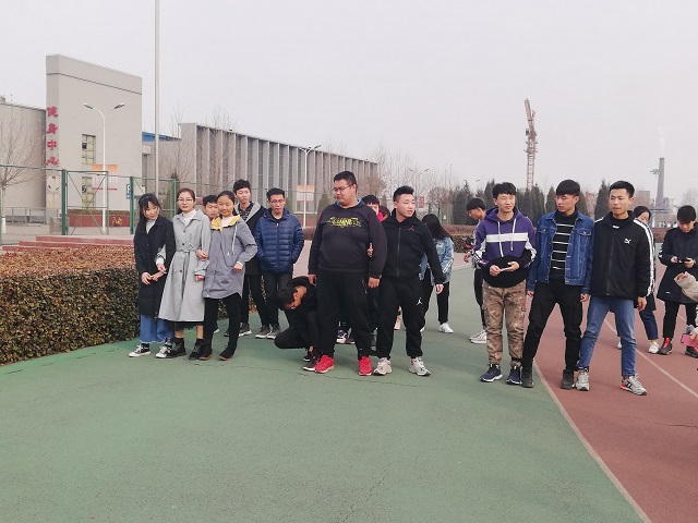 【完满班级】“三人四足”趣味运动——数据1801班“我的青春 我的style”班级活动