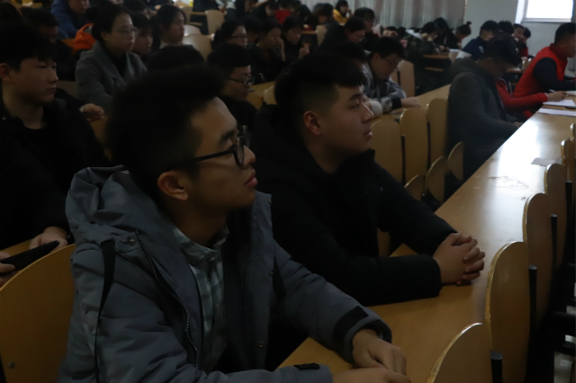 【辅导员说完满】每一份经历 都是你通向成功的台阶——经济与管理学院开展“完满 实践你梦想的舞台”主题年级会