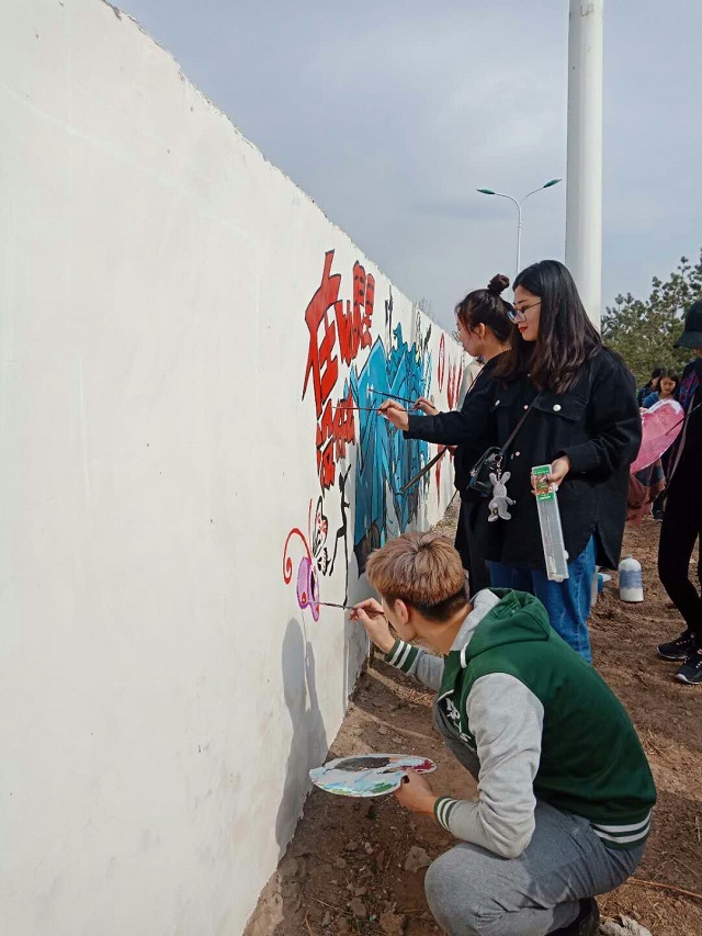 【完满班级】艺术风景 校园墙绘——艺术传媒系服装1601班、产品1601班举办校园墙绘活动