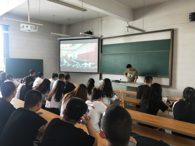 三晋青年 红色传承——淬炼商学院行管1703班主题团日活动