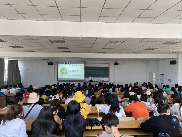 【辅导员说完满】预防电信诈骗 维护财产安全——食品与环境学院2018级主题年级会