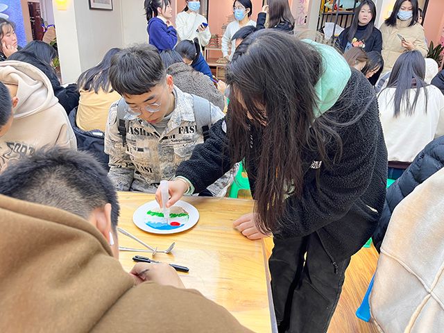 一沙一世界 一盘一乾坤——艺术传媒学院沙盘画创作活动