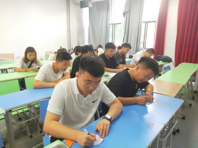 【完满班级】感恩恩师 你我共行——艺术传媒学院环设1902班祝福贺卡活动