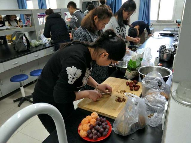【社团快讯】环科系首届“食全食美”烘焙嘉年华美食沙龙活动