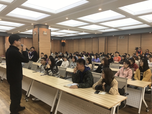 第三十三期“创客视界”传媒沙龙百名视频达人共话摄像技巧