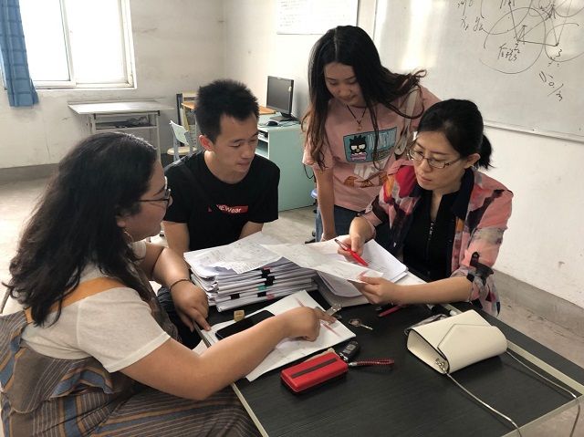 【完满班级】拿仪器测量距离 用笔尖绘制校园