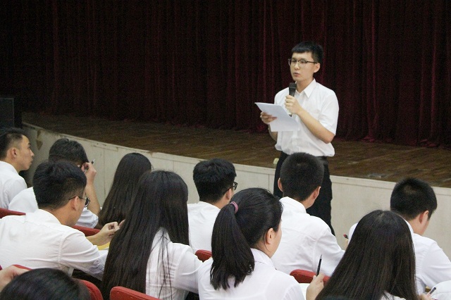 第十四届学生会召开新学期干部见面会