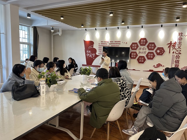 【完满团支部】 三月春风暖人心 雷锋精神永相传——商务英语学院英语2214班完满团支部活动