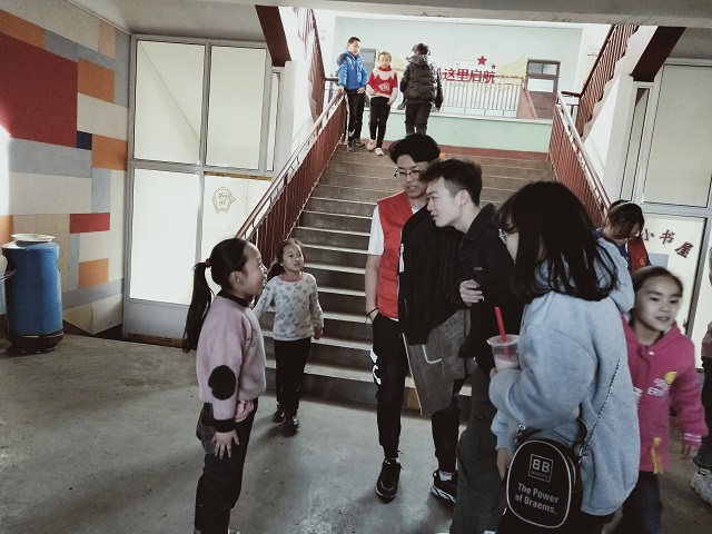 【完满班级】公益锋向 分秒必争--艺术传媒学院环设1804班爱心支教公益活动