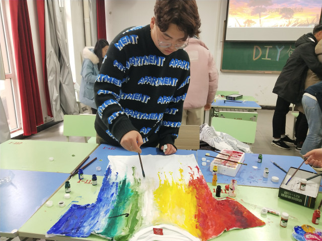 【完满班级】创意中的情谊 美好而感动——艺术传媒学院视觉传达1803班创意涂鸦完满班级活动